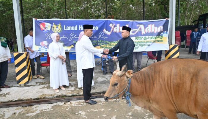 Semangat Berbagi, Danlanud Haluoleo Serahkan Hewan Kurban Usai Salat Idul Adha 1447