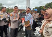 Senyum Bahagia Mahasiswi dan Pekerja Tambang Saat Kapolda Sultra Kembalikan Motor yang Hilang