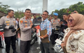 Senyum Bahagia Mahasiswi dan Pekerja Tambang Saat Kapolda Sultra Kembalikan Motor yang Hilang