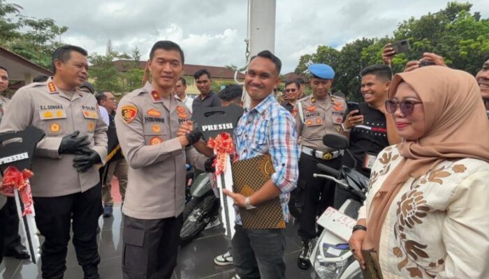 Senyum Bahagia Mahasiswi dan Pekerja Tambang Saat Kapolda Sultra Kembalikan Motor yang Hilang