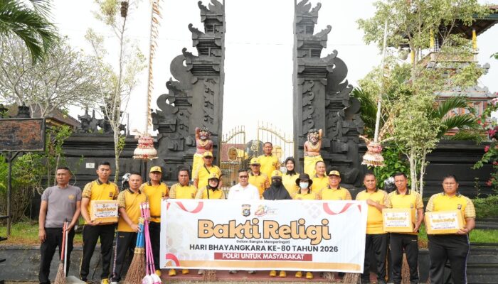 Sambut Hari Bhayangkara ke-80, Personel Ditlantas Polda Sultra Kompak Bersihkan Rumah Ibadah