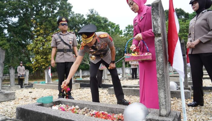 Hari Bhayangkara ke-80: Kapolda Sultra Pimpin Ziarah Khidmat dan Tabur Bunga di TMP Watubangga