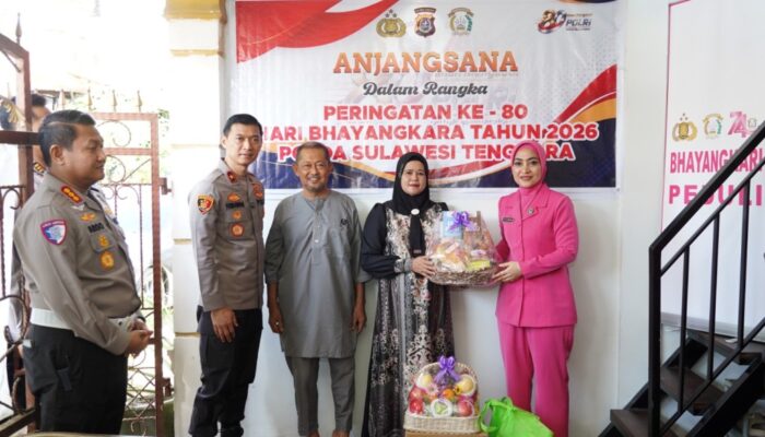 Sambut Hari Bhayangkara ke 80, Kapolda Sultra dan Istri Jenguk Purnawirawan dan Personel Sakit