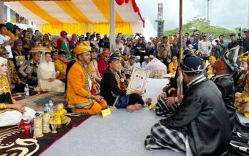 Gubernur Andi Sumanggerukka Resmi Menyandang Gelar Sangia Mondono Wite Bhalano dari Lembaga Adat Muna