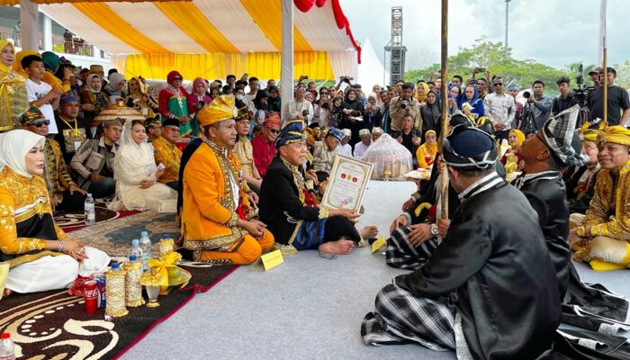 Gubernur Andi Sumanggerukka Resmi Menyandang Gelar Sangia Mondono Wite Bhalano dari Lembaga Adat Muna