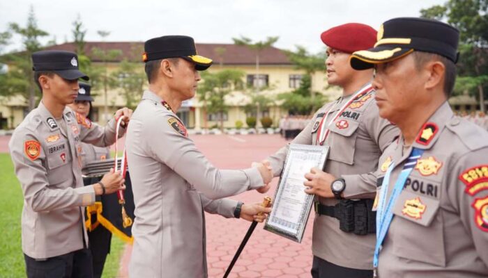 Kapolda Sultra Apresiasi 18 Personel Berprestasi, Ingatkan Pelayanan Terbaik untuk Masyarakat