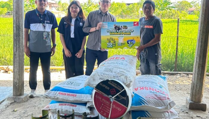 Bantu Petani Terdampak Kekeringan di Sidrap, Asmo Sulsel-FIFGroup Salurkan 500 Kg Pupuk dan 100 Meter Selang