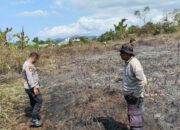 Cegah Api Meluas, Personel SAR Polda Sultra Terjun Langsung Padamkan Kebakaran Lahan di Poasia