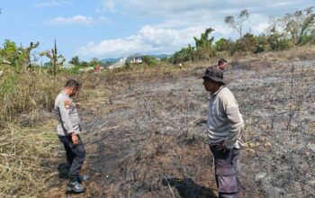 Cegah Api Meluas, Personel SAR Polda Sultra Terjun Langsung Padamkan Kebakaran Lahan di Poasia