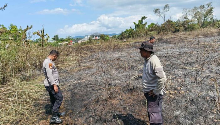 Cegah Api Meluas, Personel SAR Polda Sultra Terjun Langsung Padamkan Kebakaran Lahan di Poasia