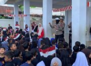 Rayakan HUT ke-81 RI, Polantas Karib Ditlantas Polda Sultra Bagikan Ornamen Merah Putih ke Pelajar