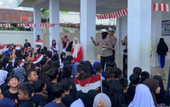 Rayakan HUT ke-81 RI, Polantas Karib Ditlantas Polda Sultra Bagikan Ornamen Merah Putih ke Pelajar