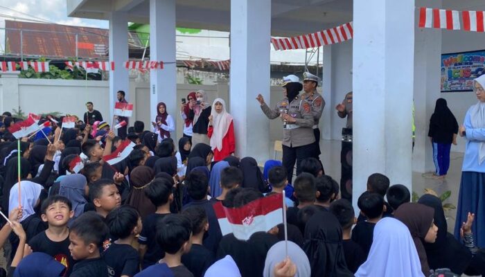 Rayakan HUT ke-81 RI, Polantas Karib Ditlantas Polda Sultra Bagikan Ornamen Merah Putih ke Pelajar