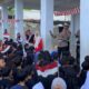 Rayakan HUT ke-81 RI, Polantas Karib Ditlantas Polda Sultra Bagikan Ornamen Merah Putih ke Pelajar