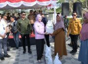 Wali Kota Kendari-Bulog Sultra Salurkan Bantuan Beras untuk 27.660 KPM di 3 Kecamatan