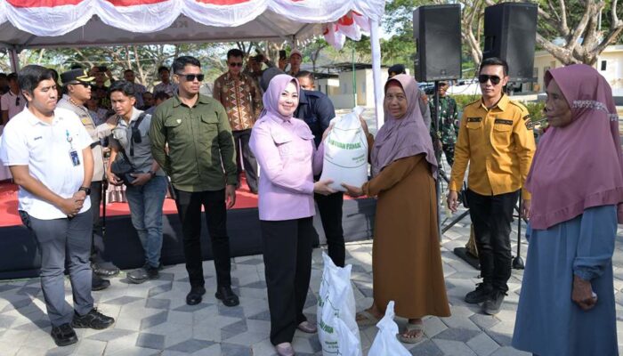 Wali Kota Kendari-Bulog Sultra Salurkan Bantuan Beras untuk 27.660 KPM di 3 Kecamatan