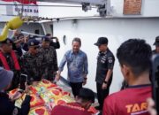 Dari Kendari, Menteri Trenggono Lepas Kapal Pengawas Angkut 50 Ton Bantuan untuk Penyintas Gempa NTT
