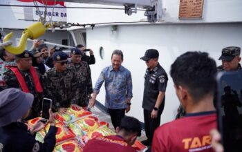 Dari Kendari, Menteri Trenggono Lepas Kapal Pengawas Angkut 50 Ton Bantuan untuk Penyintas Gempa NTT