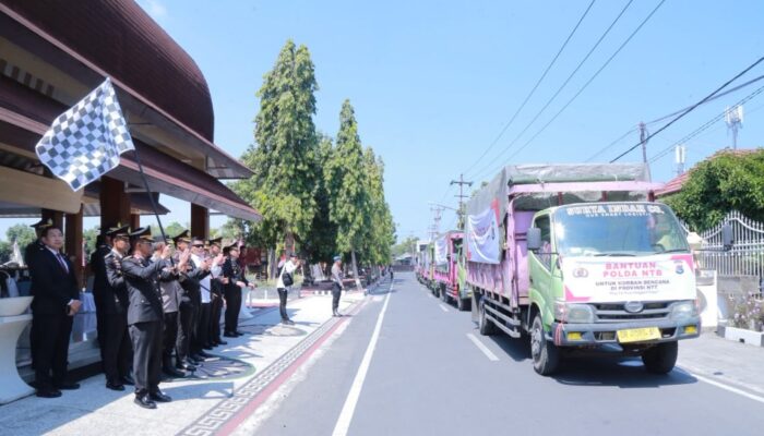 Kado Kemerdekaan Polri untuk Flores, 44 Truk Bantuan Logistik Dikirim untuk Penyintas Gempa