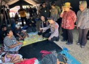 Perkuat Penanganan Gempa NTT, Kapolri Cek Langsung Kondisi Korban dan Serahkan Bantuan
