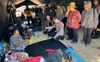 Perkuat Penanganan Gempa NTT, Kapolri Cek Langsung Kondisi Korban dan Serahkan Bantuan