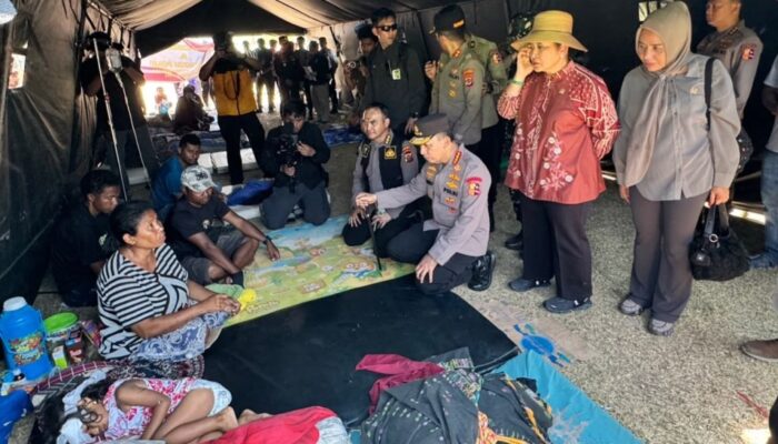 Perkuat Penanganan Gempa NTT, Kapolri Cek Langsung Kondisi Korban dan Serahkan Bantuan