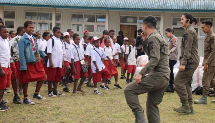 Lewat Terapi Bermain, Polisi Puncak Papua Buka Harapan Baru bagi Anak-Anak SD Inpres Kago