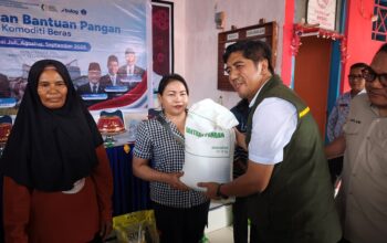 Bulog Sultra Salurkan 20,3 Ton Beras untuk 677 Warga Baruga Kendari