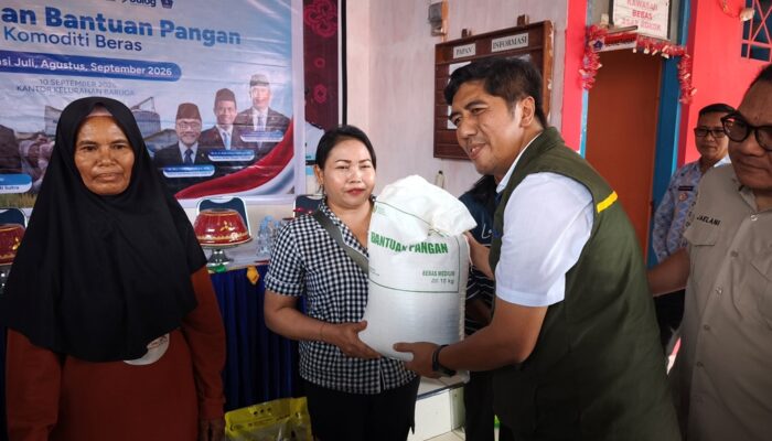 Bulog Sultra Salurkan 20,3 Ton Beras untuk 677 Warga Baruga Kendari