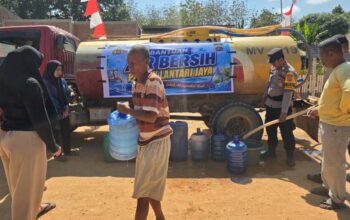 Musim Kemarau Landa Bombana, Polsek Lantari Jaya Turun Tangan Salurkan Air Bersih