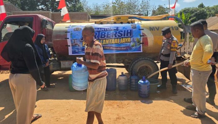 Musim Kemarau Landa Bombana, Polsek Lantari Jaya Turun Tangan Salurkan Air Bersih