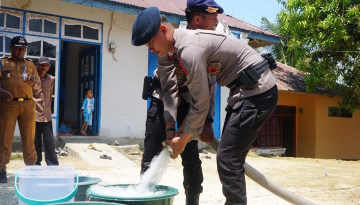 Respon Cepat Kebutuhan Warga, Brimob Sultra Pasok Air Bersih untuk Masyarakat Manggadua
