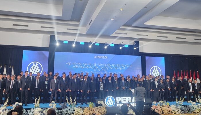 Lantik 4 Pengurus PERADI Profesional Sultra, Harris Arthur Hedar Tegaskan Advokat Hadir untuk Masyarakat