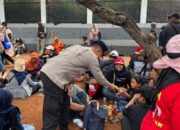 Brimob dan Polwan Polda Metro Bagikan Roti untuk Massa Hari Tani