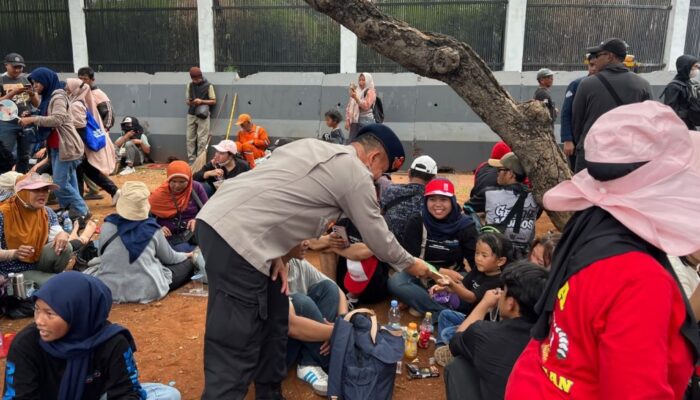 Brimob dan Polwan Polda Metro Bagikan Roti untuk Massa Hari Tani