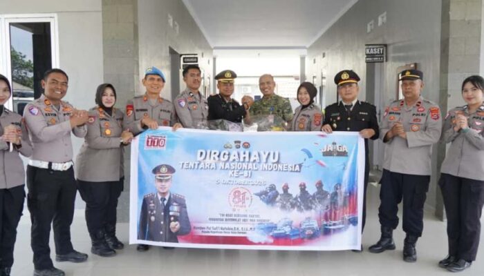 Kejutan HUT Ke-81 TNI, Polresta Kendari Sambangi Sejumlah Markas TNI