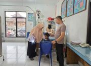 Aksi Cepat Anggota Polresta Kendari, Salurkan Bantuan Sembako Hingga Evakuasi Warga Sakit ke Puskesmas