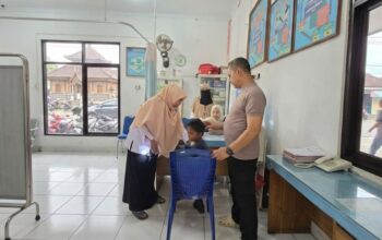 Aksi Cepat Anggota Polresta Kendari, Salurkan Bantuan Sembako Hingga Evakuasi Warga Sakit ke Puskesmas