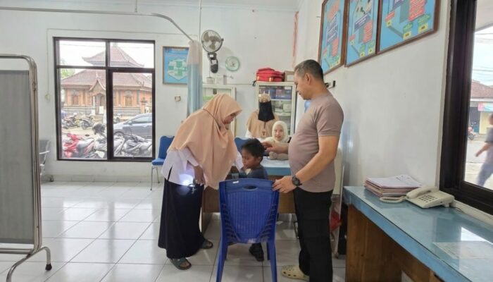 Aksi Cepat Anggota Polresta Kendari, Salurkan Bantuan Sembako Hingga Evakuasi Warga Sakit ke Puskesmas