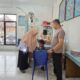 Aksi Cepat Anggota Polresta Kendari, Salurkan Bantuan Sembako Hingga Evakuasi Warga Sakit ke Puskesmas