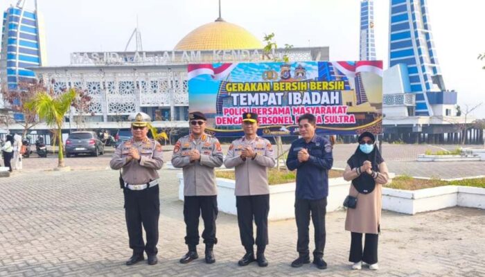 Implementasikan Quick Wins Kapolri, Polda Sultra Bersihkan Kawasan Masjid Al Alam Kendari