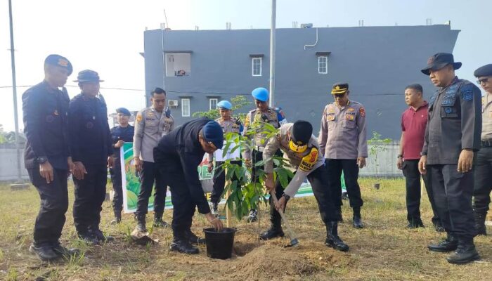 Wakapolda Sultra Ajak Masyarakat Peduli Lingkungan Lewat Green Policing di Terminal Baruga