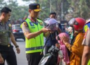 Kapolda Sultra Turun ke Jalan, Bagikan Helm Gratis dan Ingatkan Bahaya Bonceng Anak