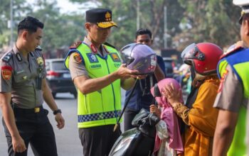 Kapolda Sultra Turun ke Jalan, Bagikan Helm Gratis dan Ingatkan Bahaya Bonceng Anak