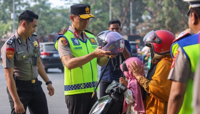 Kapolda Sultra Turun ke Jalan, Bagikan Helm Gratis dan Ingatkan Bahaya Bonceng Anak