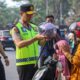 Kapolda Sultra Turun ke Jalan, Bagikan Helm Gratis dan Ingatkan Bahaya Bonceng Anak