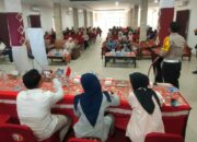 Satlantas Polresta Kendari Edukasi Mahasiswa Unsultra soal Tertib Berlalu Lintas, Bagikan Helm SNI