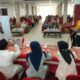 Satlantas Polresta Kendari Edukasi Mahasiswa Unsultra soal Tertib Berlalu Lintas, Bagikan Helm SNI